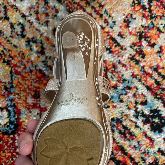 Cute girls kitten heeled sandals - Picture 3 of 7